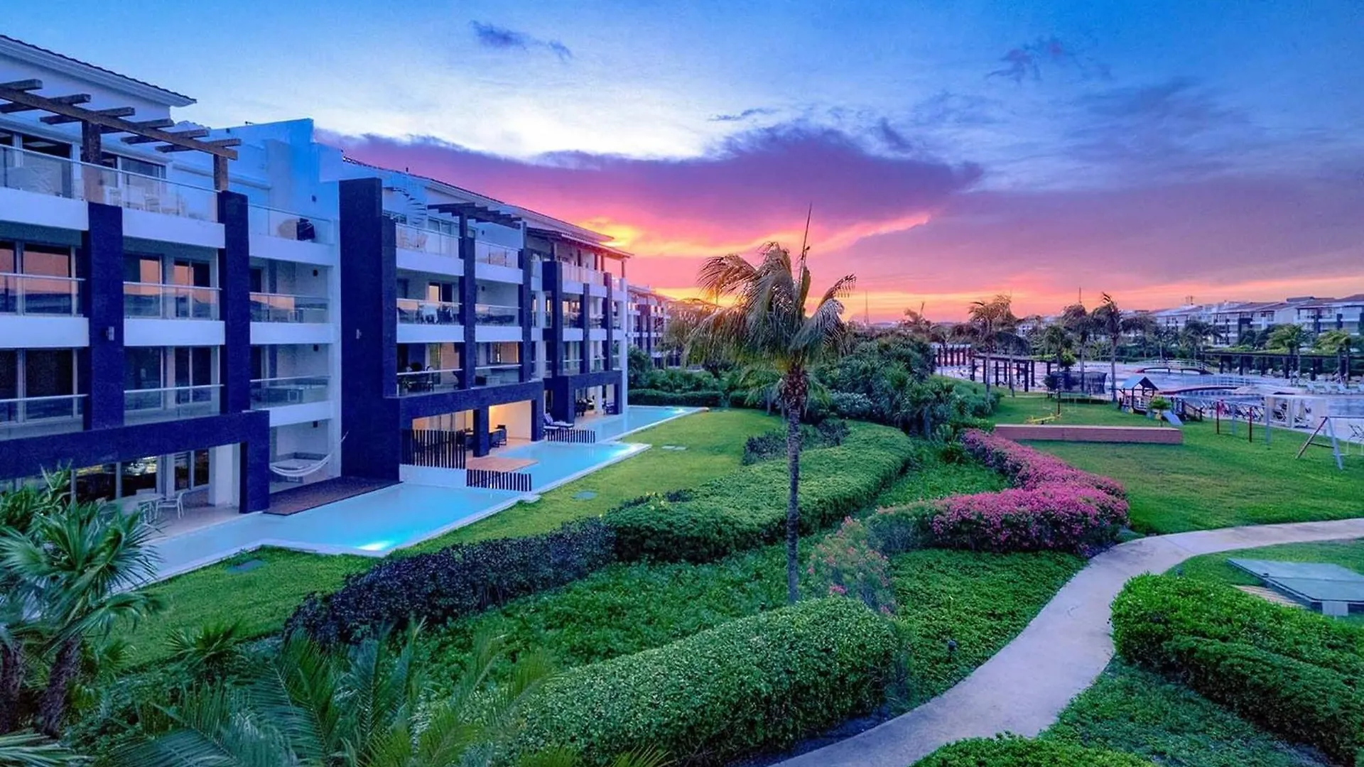 Beachfront Condo With Tub, 3 Bedroom & Pool - At Mareazul Condo Corazon Playa del Carmen