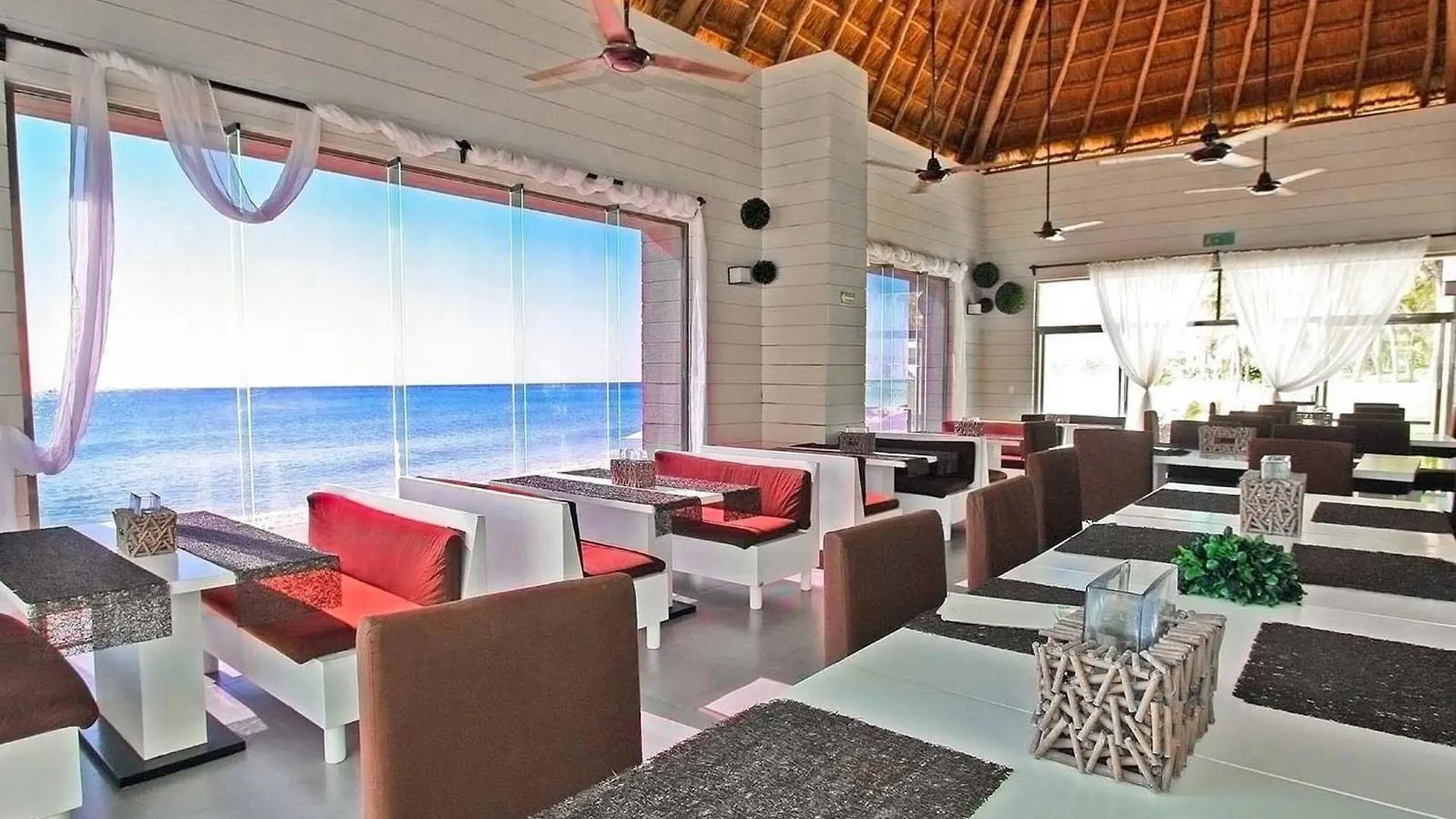 Beachfront Condo With Tub, 3 Bedroom & Pool - At Mareazul Condo Corazon Playa del Carmen Prázdninový dům
